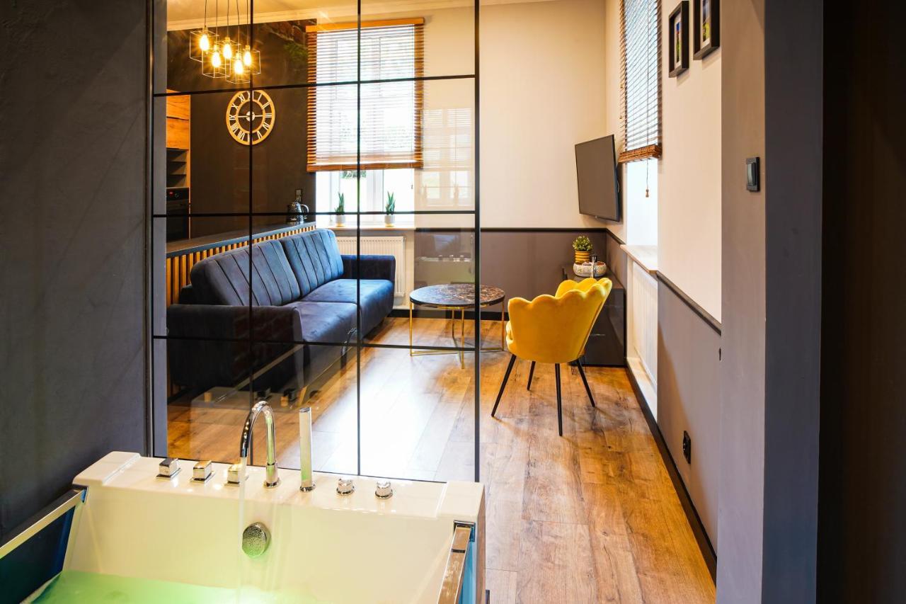 Apartament Z Jacuzzi W Centrum Sanoka エクステリア 写真